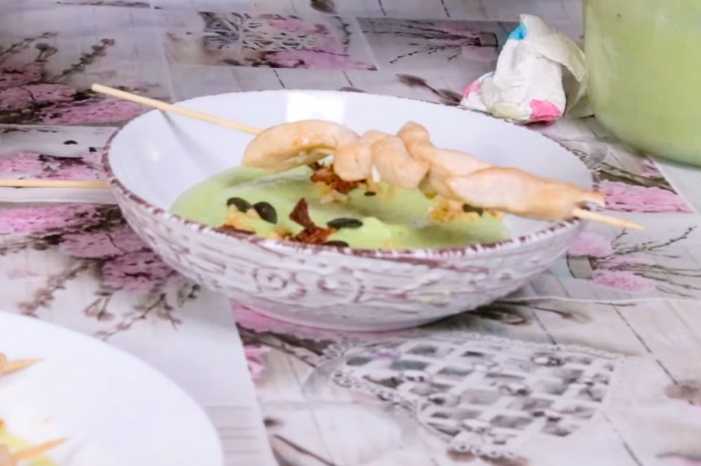 Gazpacho cheto e spiedini di pollo: idee per una cena chetogenica