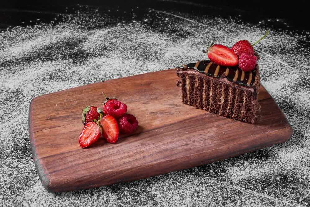 Lupin cake chetogenica con vaniglia, cioccolato e fragole