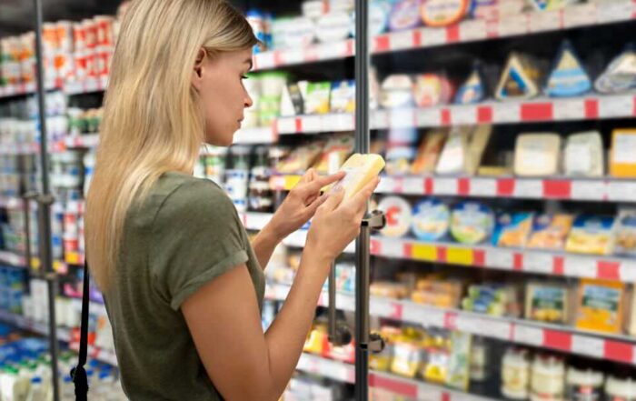 donna legge etichetta dolce confezionato